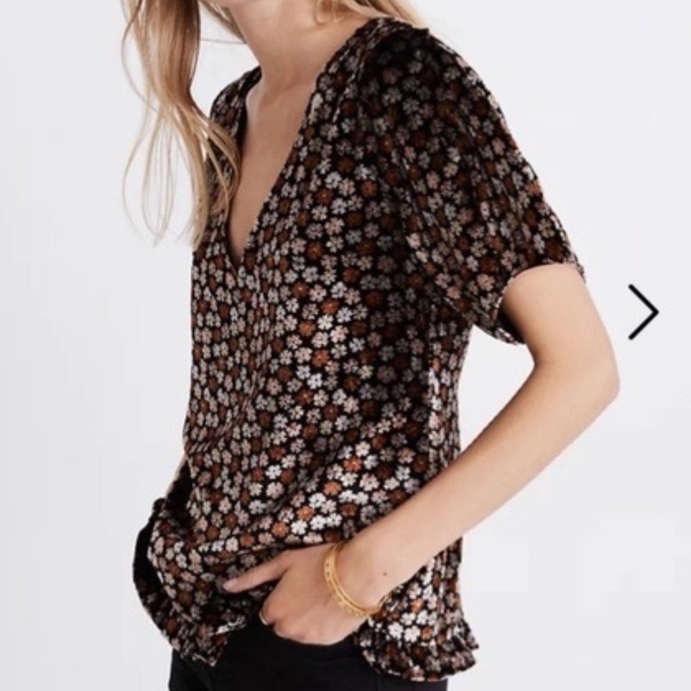 Madewell black floral velvet top with tulip sleeves - Picture 10 of 10